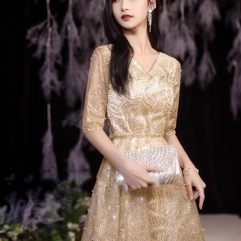 kudapy เดรสยาวออกงานตอกมุก ใช้ผ้าเนื้อดีประกายทอง ลายขนนก คอวี สีทอง งานสวยมาก