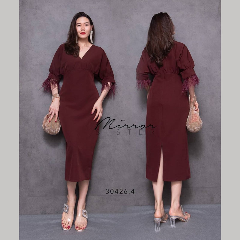 kudapy เดรสยาวสีเขียว/สีกรม/สีแดงเลือดหมู/สีชมพู ขนนกทรงเรียบง่าย แต่สวย แพทเทรินช่วงบนเป็นทรงค้าวคาว คอวี แขนกระปุกประมาณศอก สวยละมุนด้วยขนนกที่ปลายแขน ช่วงล่างเป็นกระโปรงทรงสอบ