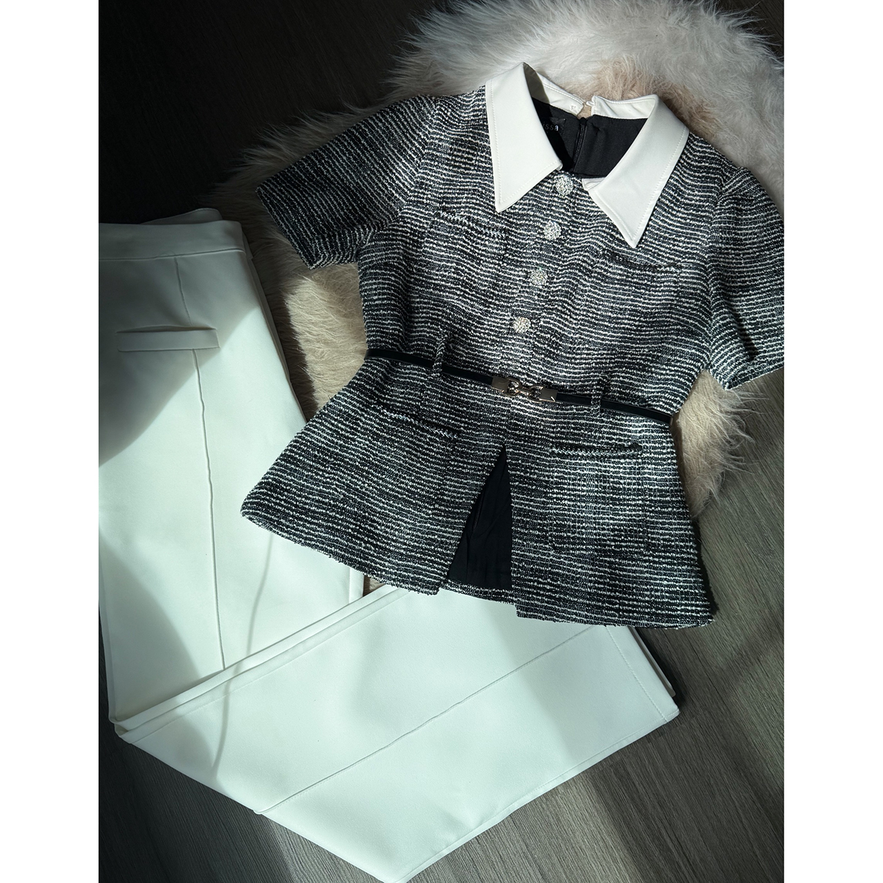 kudapy set 3 ชิ้น: เสื้อทวีต+กางเกง+เข็มขัด ชุดทวีตปกขาว ีเทลกระดุมคริสตัลคือความหรู เสื้อท็อปผ้าทวีต