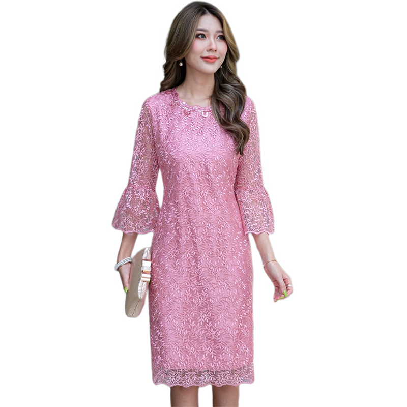 kudapy เดรสลูกไม้เนื้อเงาแขนสามส่วน สีม่วง สีชมพู ปลายแขนระบาย คอเสื้อแต่งเลื่อมเพิ่มความหรูหรา ผ้าสวยเกรดดี มีซับในทั้งชุด แต่งซิปหลัง