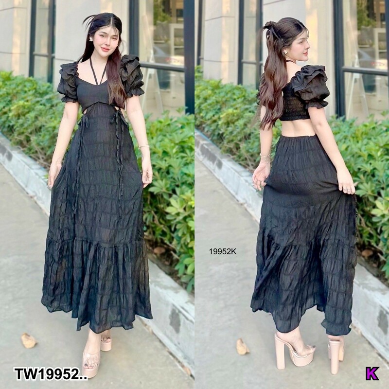 kudapy เดรสยาว แขนสั้น มีแต่งระบายเล็กๆที่แขน ใส่ยางสม็อคด้านหลัง กระโปรงใส่ระบายใหญ่