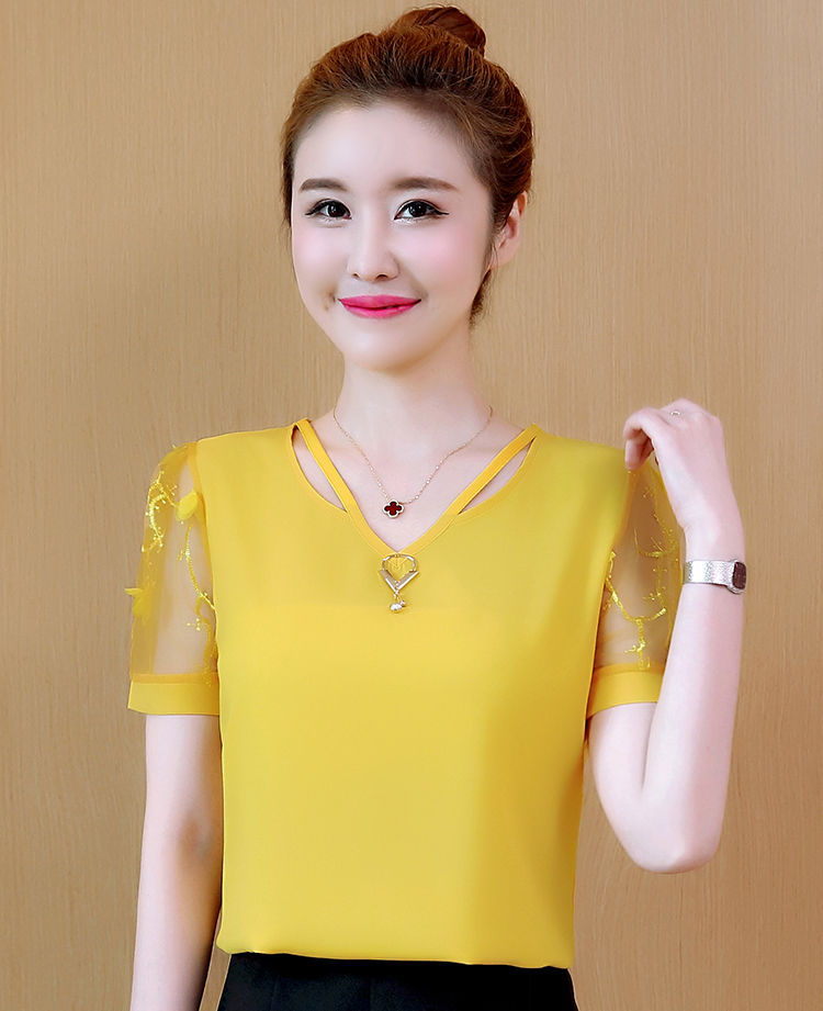 เสื้อสีเหลือง ผ้าชีฟองชนิดเนื้อหนา แขนเสื้อผ้าลูกไม้ คอเสื้อดีไซน์เก๋