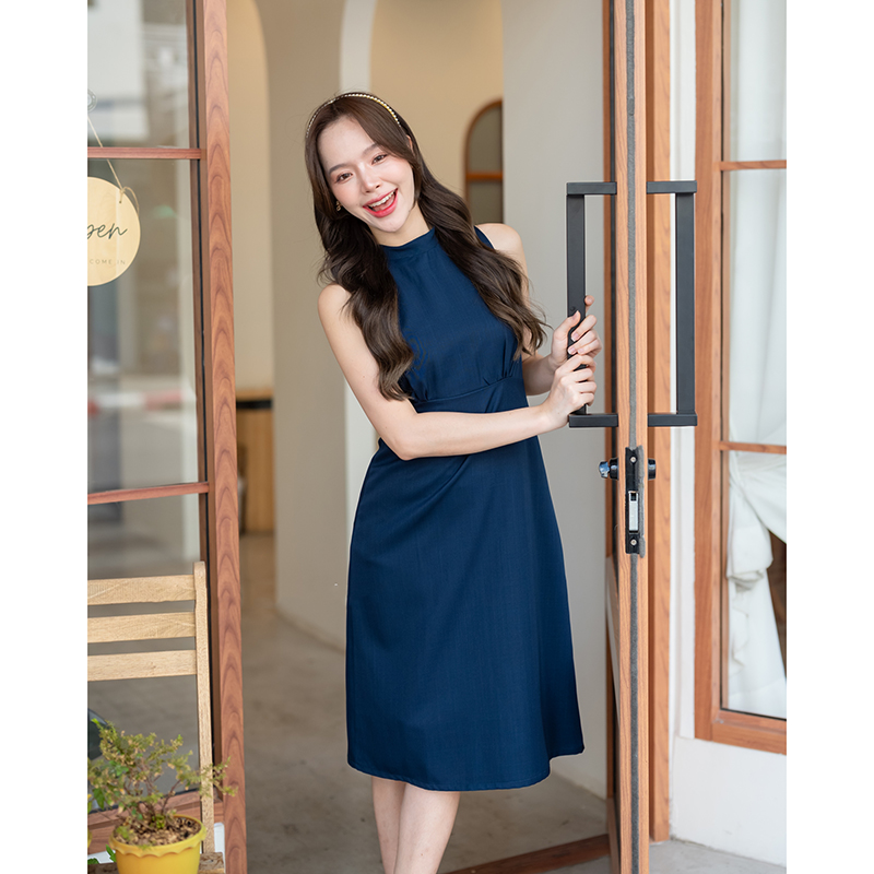 kudapy เดรสสั้นสีโอวัลติน/สีกรม/สีชมพู/สีแดง ช่วงเสื้อเป็นแขนกุดคอปีน สายผูกคอเป็นโบว์ด้านหลังต่อด้วยกะโปรงทรงเอพริ้วๆ ช่วงเอวจับจีบเล็กๆ