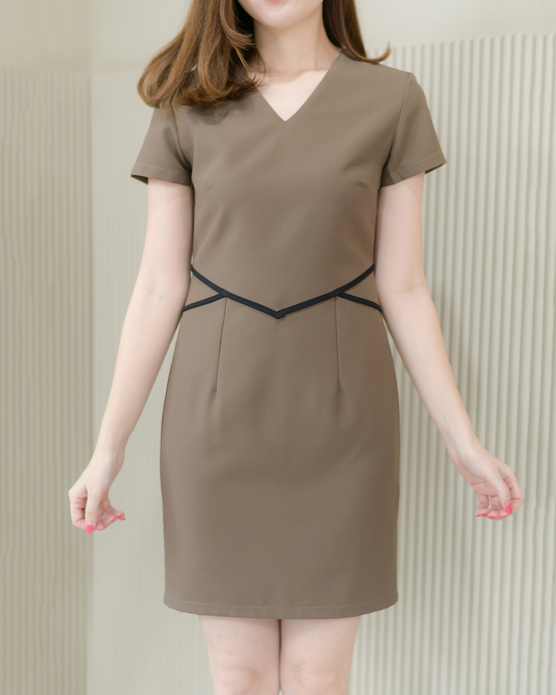 เดรสสั้นคอวี แขนสั้นสีกรมท่า,สีแดงเลือดหมู, สีดำ, สีน้ำตาล ,สีม่วง แต่งลายที่เอว เดรสทำงานทรงสวย งานดีมาก ซิบหลัง ซับใน