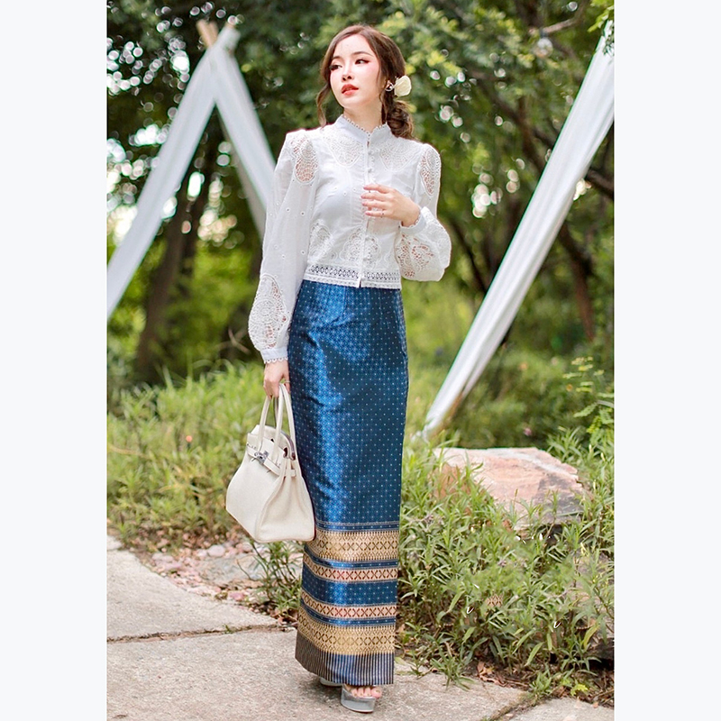 kudapy เสื้อลูกสีขาว ไม้สวยที่สุด เป็นเสื้อลูกไม้ถักปักฉลุแขนยาวพอง สวยหรู คอกลมขอบตั้ง