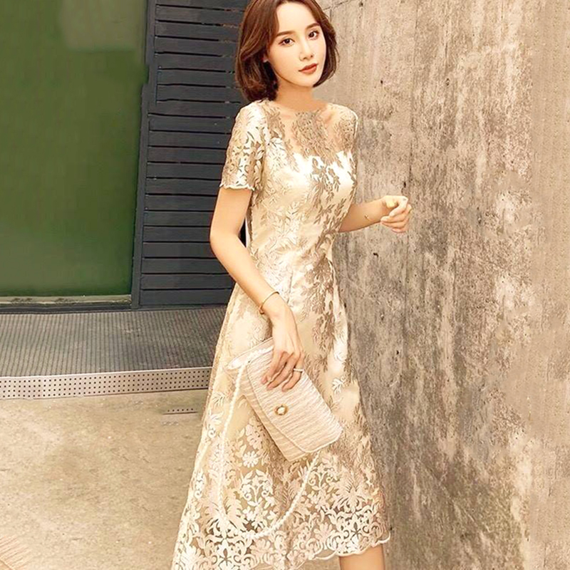 kudapy เดรสลูกไม้แขนสั้นสีทอง ใช้ผ้าเนื้อดี ปักลวดลายดอกไม้รอบตัว แขนสั้น ช่วงบนซีทรูเล็กน้อย ช่วงล่างเข้ารูปทรงสอบ