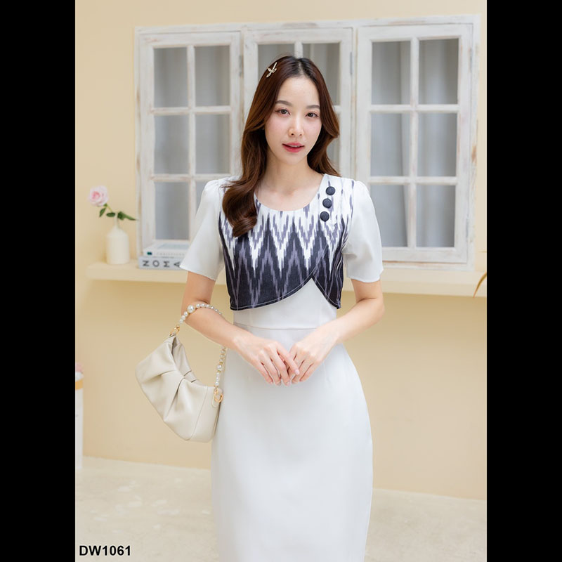 kudapy เดรสสั้นสีขาว/สีแดง ลายไทยครึ่งท่อนกระโปรงสีพื้น