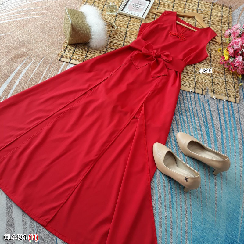 kudapy จั๊มสูทขาสั้นสีแดง ขาว ครีม กรม น้ำตาล ดำ คอวีแขนกุด ดีเทลแต่งผ่ายาวผ่าด้านหน้า ขาสั้นด้านใน มีซิปซ่อนด้านหลัง มีเชือกแยกสำหรับผูกเอว 1 เส้น