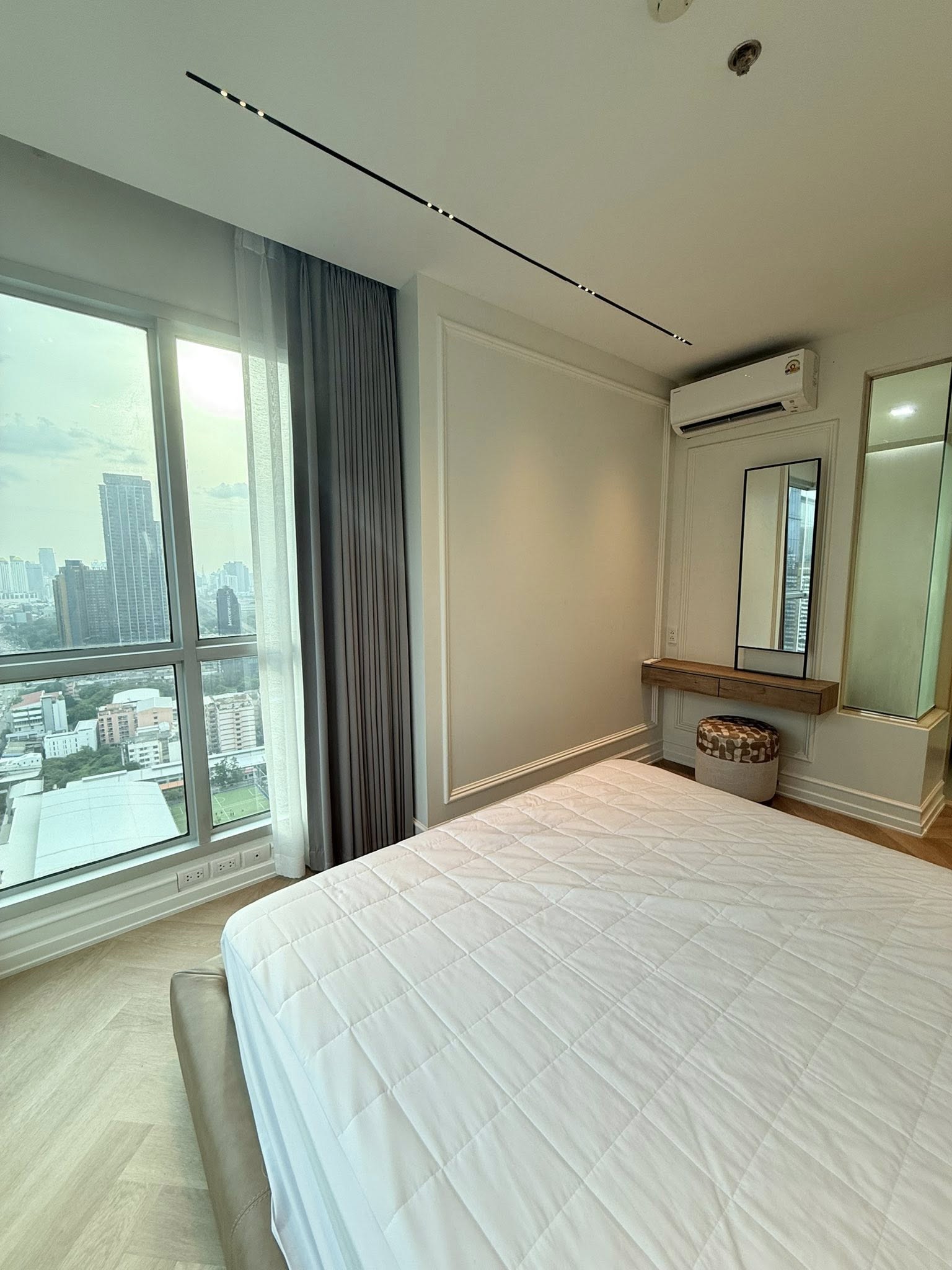 ให้เช่าคอนโด (ดิ แอดเดรส อโศก) High Rise โซนพื้นที่ MRT เพชรบุรี ให้เช่าห้องแบบ 2ห้องนอน 2ห้องน้ำ 1โซนครัวปิด