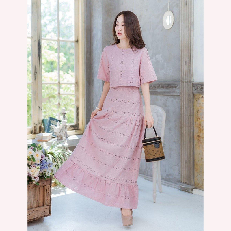 kudapy ชุดงานเซตสีขาว เสื้อคร้อปสั้น มาคู่กันกับ กระโปรงเอวสูงแต่งระบายชายผ้าทิ้งตัว ทรงสวยตามแบบค่ะ