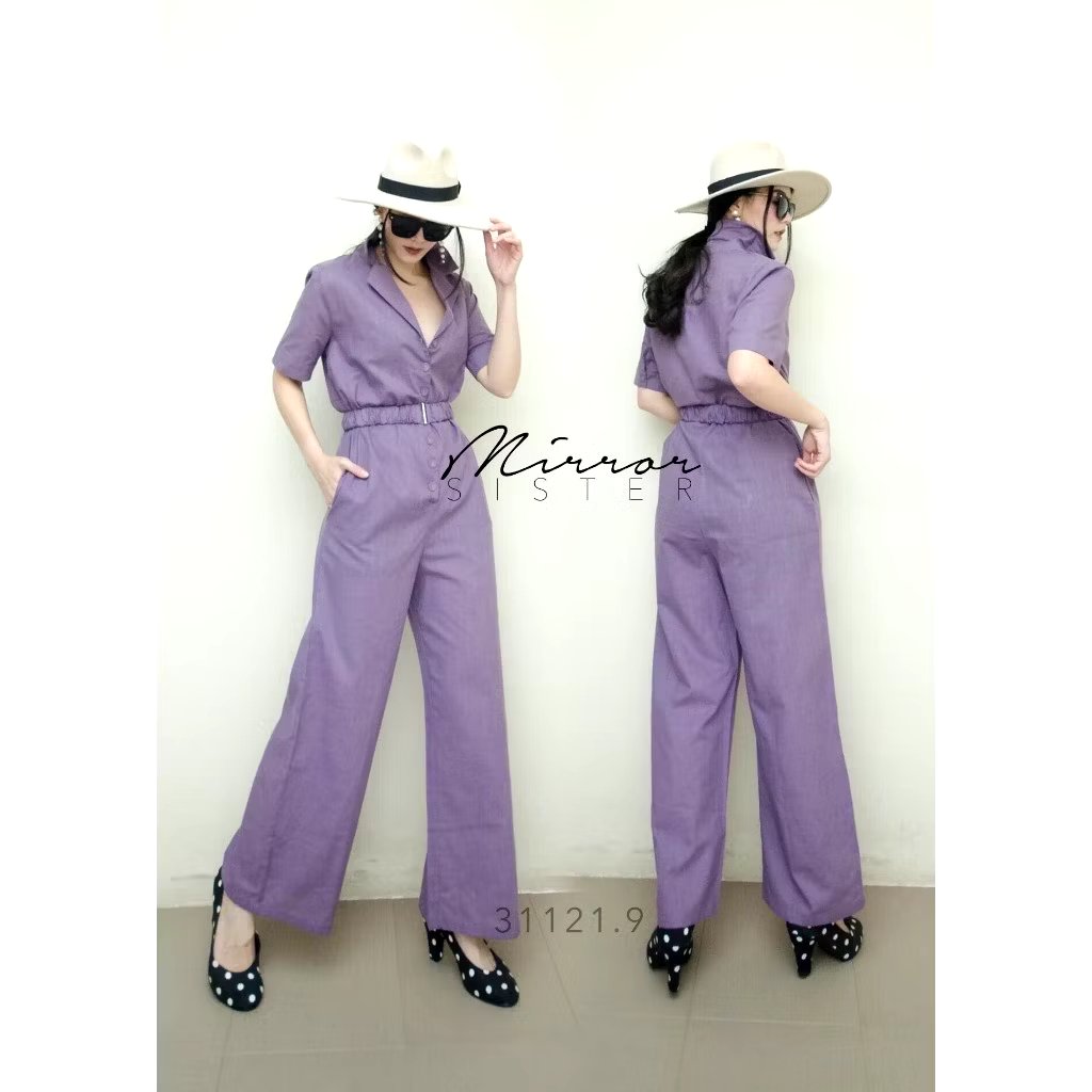 kudapy จัมพ์สูททรงเชิ้ตแขนสั้น แต่งกระดุมตั้งแต่ช่วงอกถึงช่วงเอว กางเกงทรงกระบอกมาพร้อมเข็มขัดย่นๆ