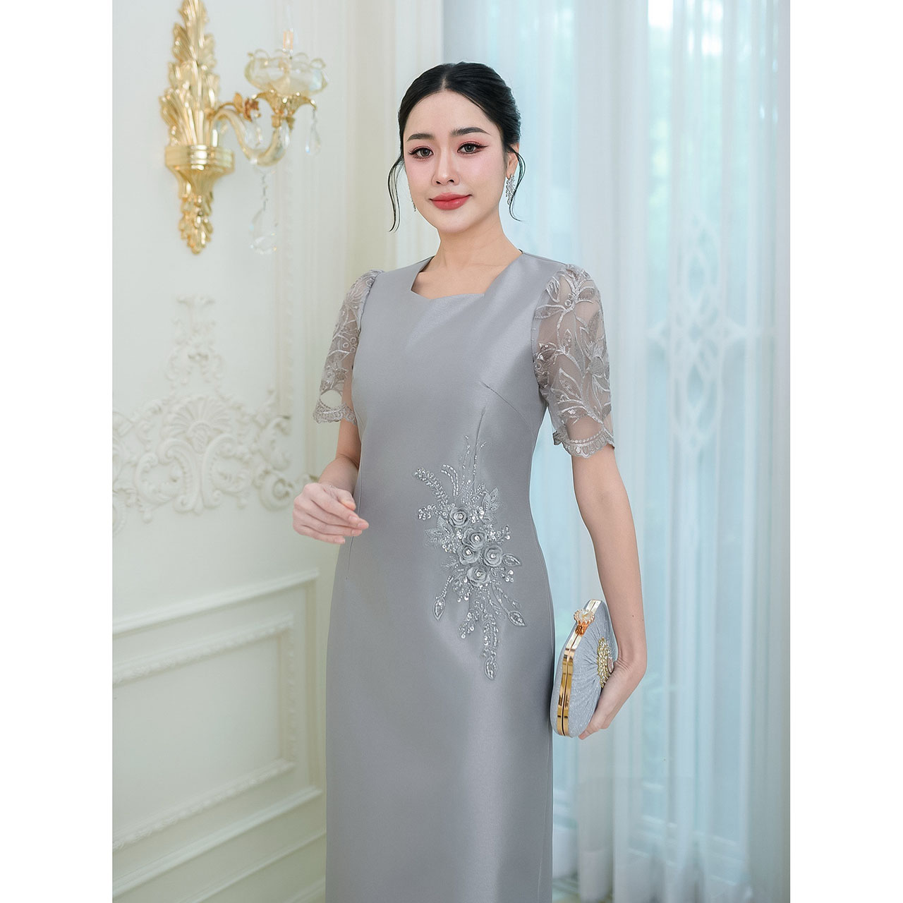 kudapy เดรสผ้าไหมอัดกาวทั้งชุด งานทรงตรงสวยเรียบหรู ด้านหลังกระโปรงผ่า งานแต่งลูกไม้แต่งเลื่อมช่วงแขนและตกแต่งดอกไม้ประดับช่วงเอว