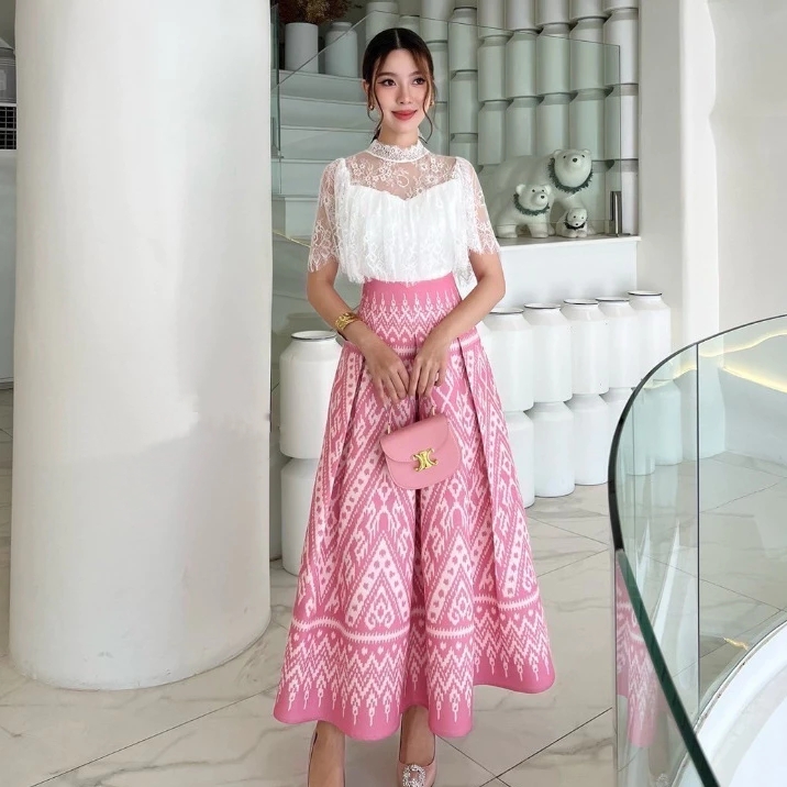 kudapy เซตเสื้อลูกไม้สีขาวแต่งระบาย+กระโปรงยาวลายไทย สีชมพู สีเทาฟ้า