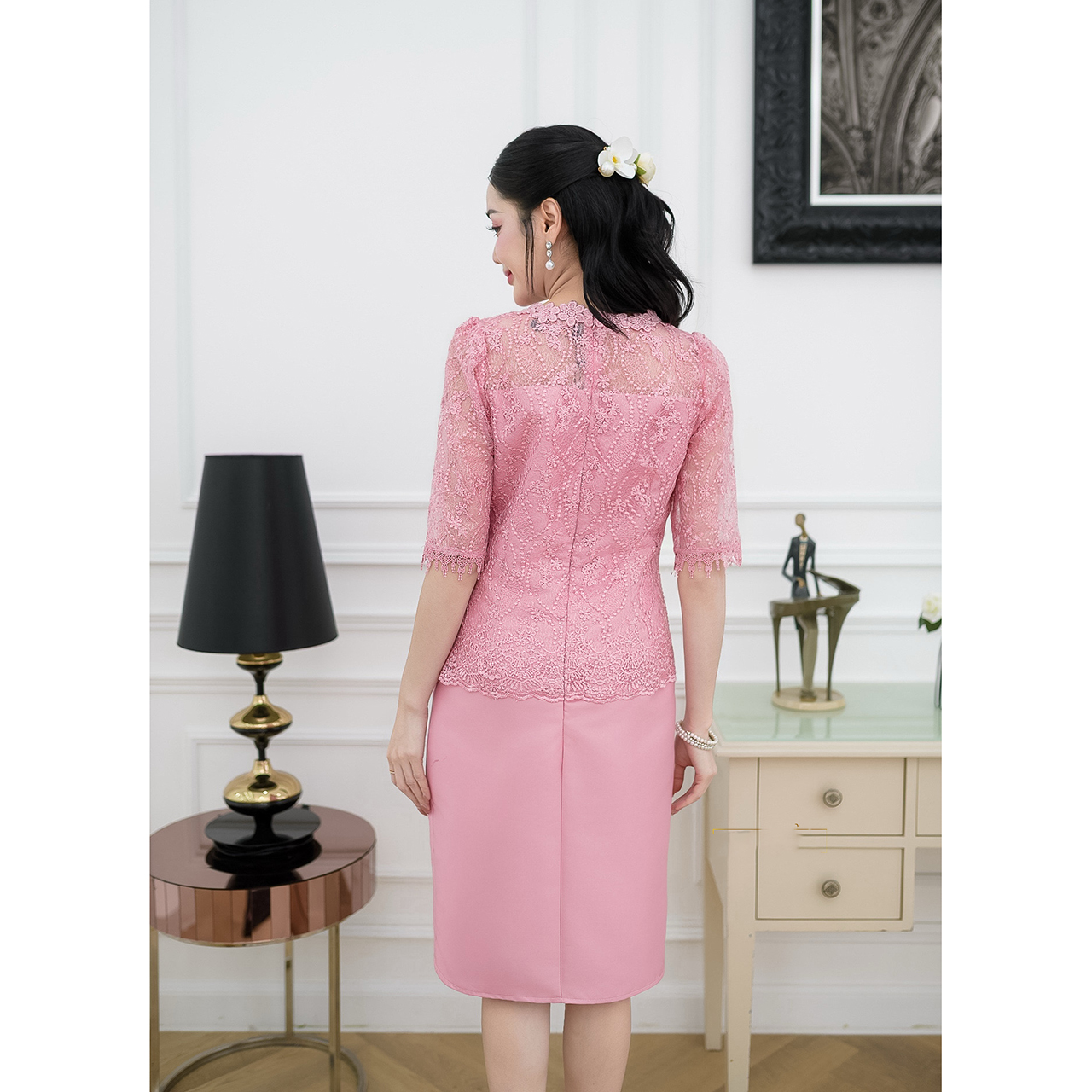 kudapy เดรสผ้าไหมทรงเรียบ ด้านบนเป็นงานผ้าลูกไม้ใยบวบแขนสามส่วนแต่งปลายแขนด้วยลูกไม้ทอลาย ช่วงคอแต่งด้วยลูกไม้ดอกไม้รอบคอ