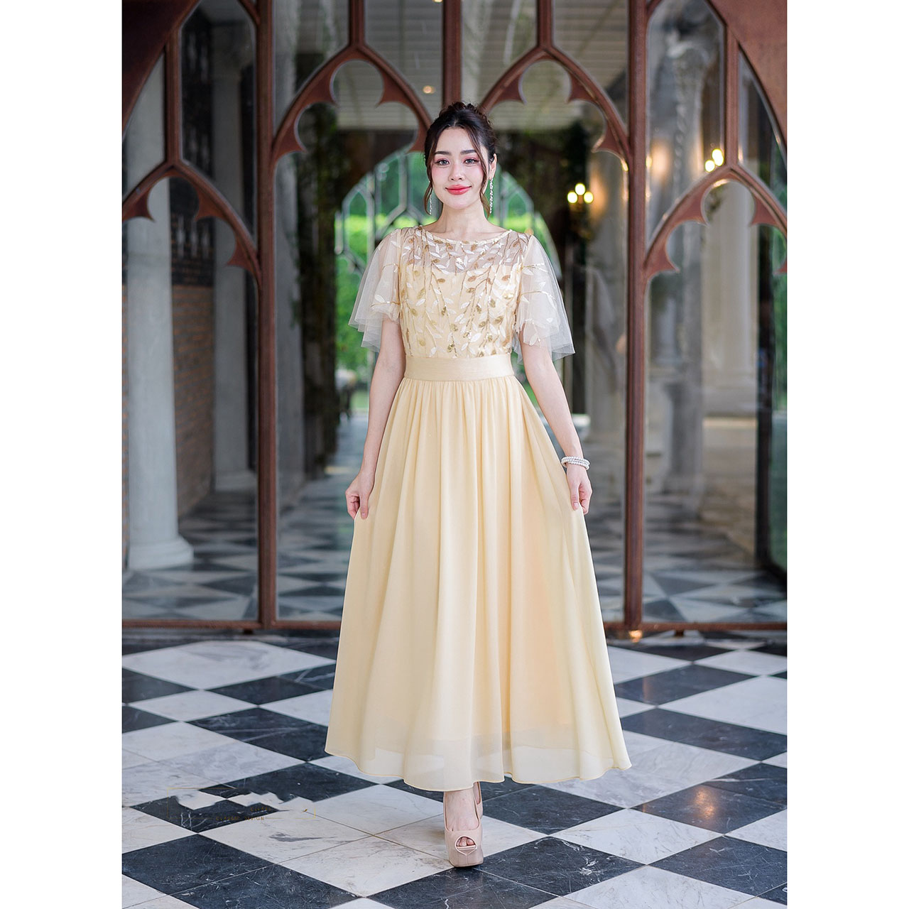 kudapy เดรสยาวสีเทา/สีชมพู/สีเหลือง ผ้าพริ้วสวยความยาวคลุมข้อเท้า ช่วงตัวเป็นงานลูกไม้ปักลายใบไม้แต่งเลื่อมเลื้อยสวยงาม แขนระบายใส่สวยตามรูป