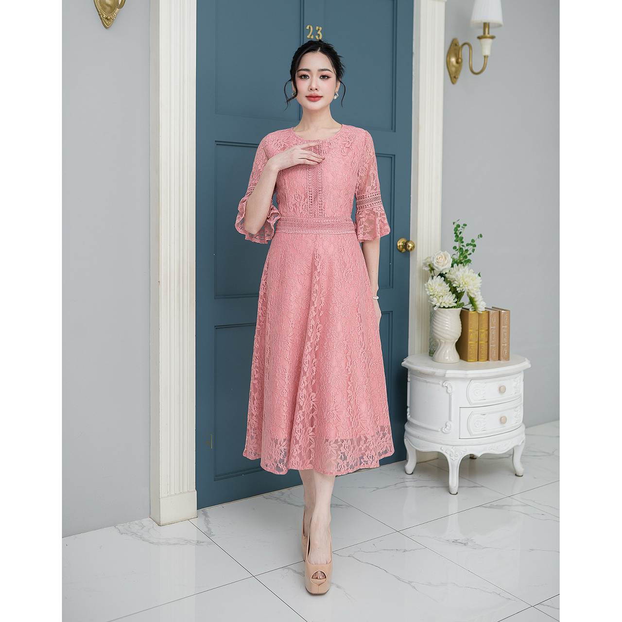 kudapy เดรสยาว ผ้าลูกไม้ลายดอก ดีไซน์แต่งคาดด้วยลูกไม้ช่วงเอว มีซับในทั้งชุด แต่งซิปหลัง