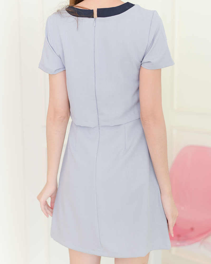 kudapy เดรสแขนสั้นคอวี แต่งโบว์สีตัดตัวชุด 2 ชั้น เดรสชิ้นเดียวน ผ้าเนื้อนิ่มรีดง่ายใส่สบาย ซิปหลังมีซับในทั้งตัว