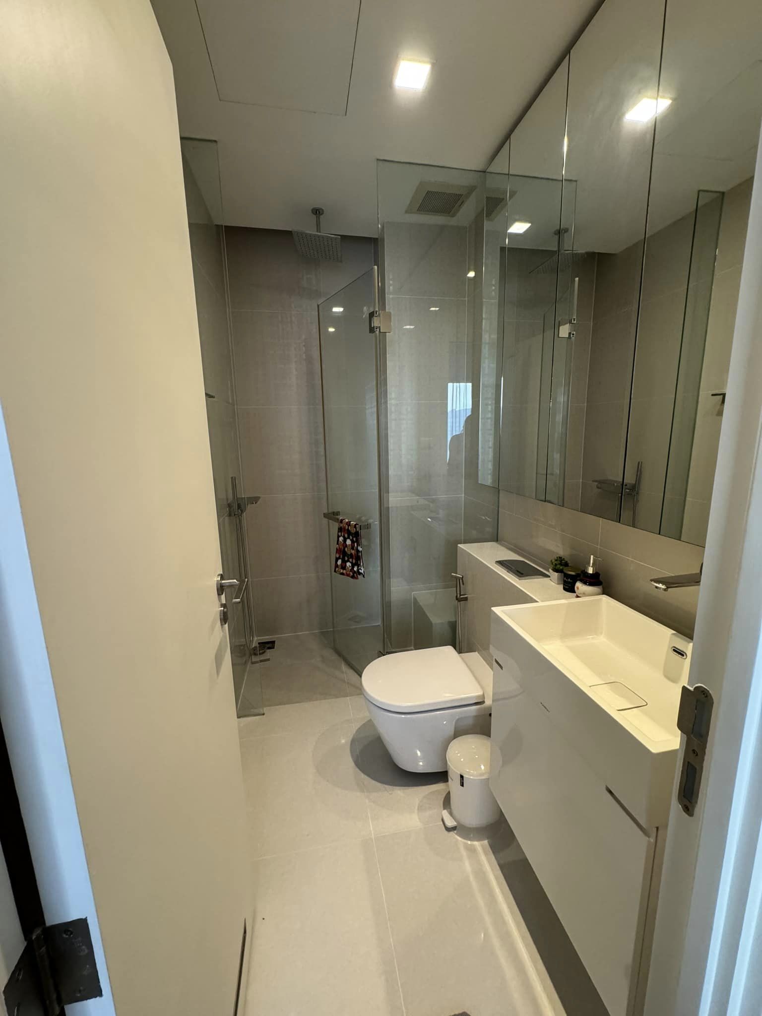 ให้เช่าคอนโด เดอะ เซนต์ เรสซิเดนซ์ (The Saint Residences) - ตกแต่งเฟอร์ครบชั้นสูงเครื่องซักผ้าพร้อมอยู่ - การเดินทาง: ใกล้ MRT พหลโยธินและห้าแยกลาดพร้าว