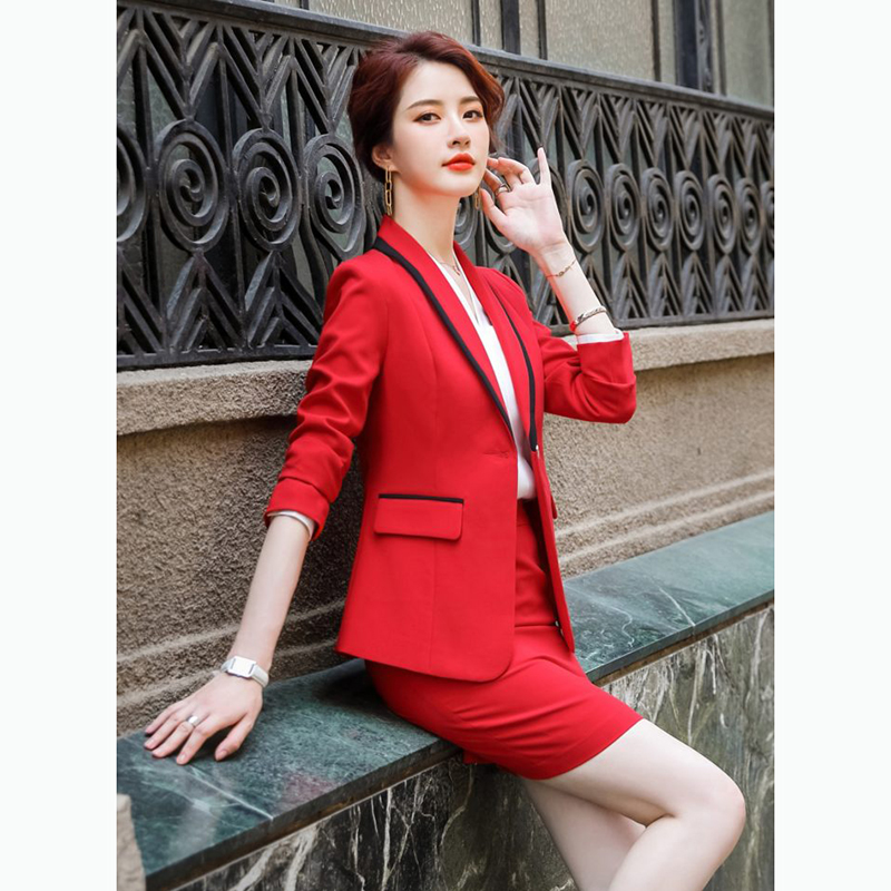 kudapy ชุดสูททำงานผู้หญิงสีแดง แต่งขอบดำพร้อมกระโปรง จุดเด่นของเสื้อตัวนี้คือการแต่งขอบตัวเสื้อสีดำรุ่นนี้เน้นเป็นสีสุภาพเรียบง่าย