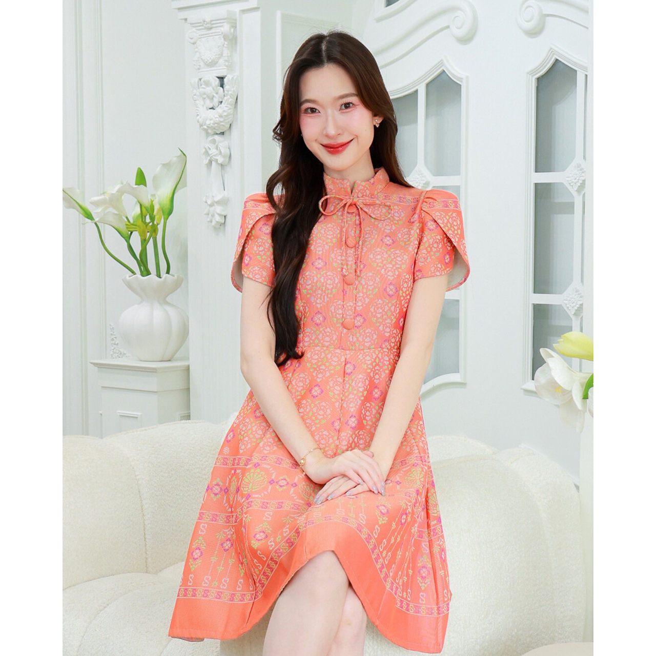 kudapy เดรสไทยทรงบานแขนกลีบบัวคอจีนแบบตั้งเล็กๆพร้อมผูกโบที่คอเสริมลุคให้ดูน่ารักมีสไตล์หวานผสมวินเทจ