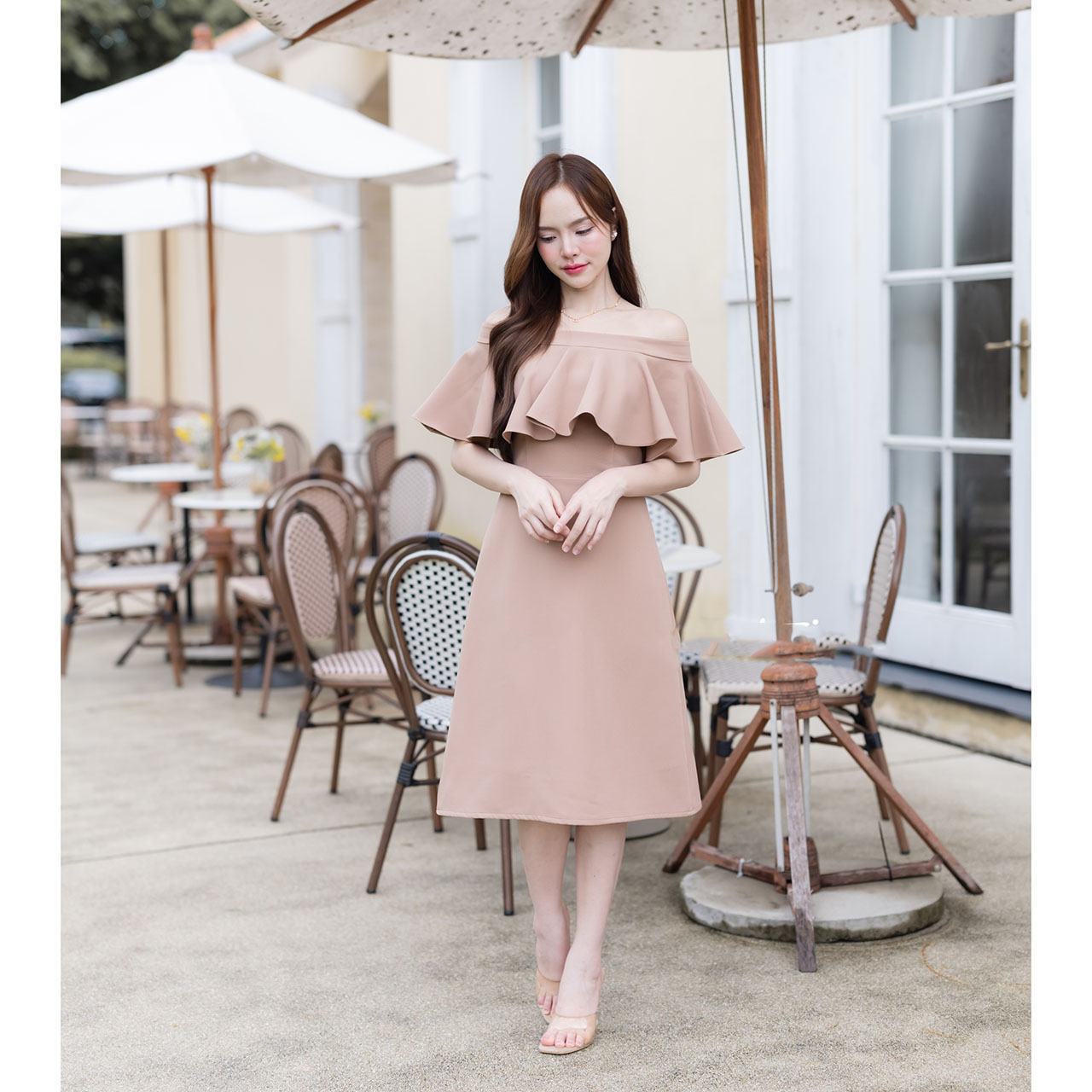 kudapy เดรสสั้นสีโอวัลติน/สีครีม/สีกรม/สีชมพู เปิดไหล่ดีไซน์สุดหวานมาพร้อมระบายช่วงอกเสริมลุคให้ดูโดดเด่นมีสไตล์