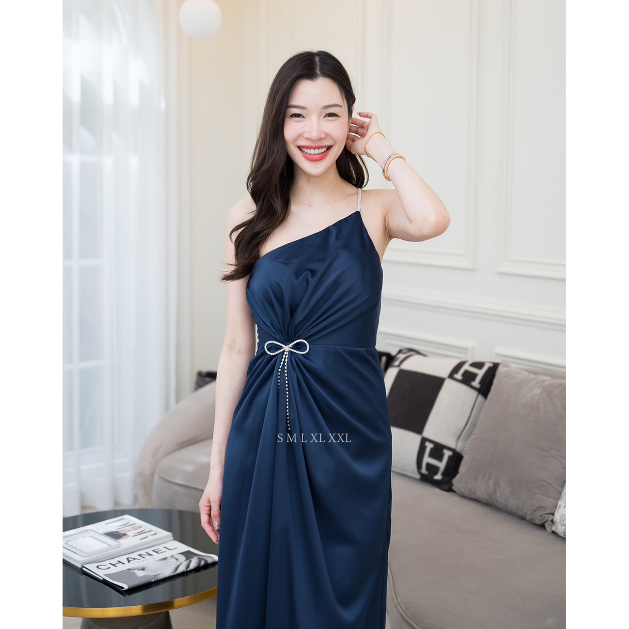 kudapy เดรสยาวสีโอวัลติน/สมิ้นอมฟ้า/สีชมพูกลีบบัว/สีกรม/สีชาเขียว ชุดราตรียาวไหล่เบี่ยงสายเพชรแต่งมัดเอวติดเข็มกลัดเพชรโบว์ งานพรีเมี่ยมผ้าเครปซาติน ซับในเกรดเอ ซิปด้านหลัง สวยหรู