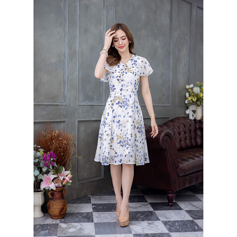 kudapy เดรสสั้นสีขาว/สีกรม ผ้าชีฟองลายดอกสวยสดใส เป็นแขนระบาย กระโปรงจับจีบ ช่วงอกมีดีเทลแต่งกระดุม สวยพริ้ว