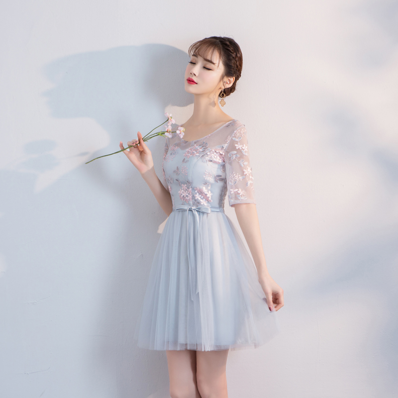 kudapy เดรสราตรีออกงานสีเทา ตัวเสื้อปักลายดอกไม้สีชมพูอ่อน