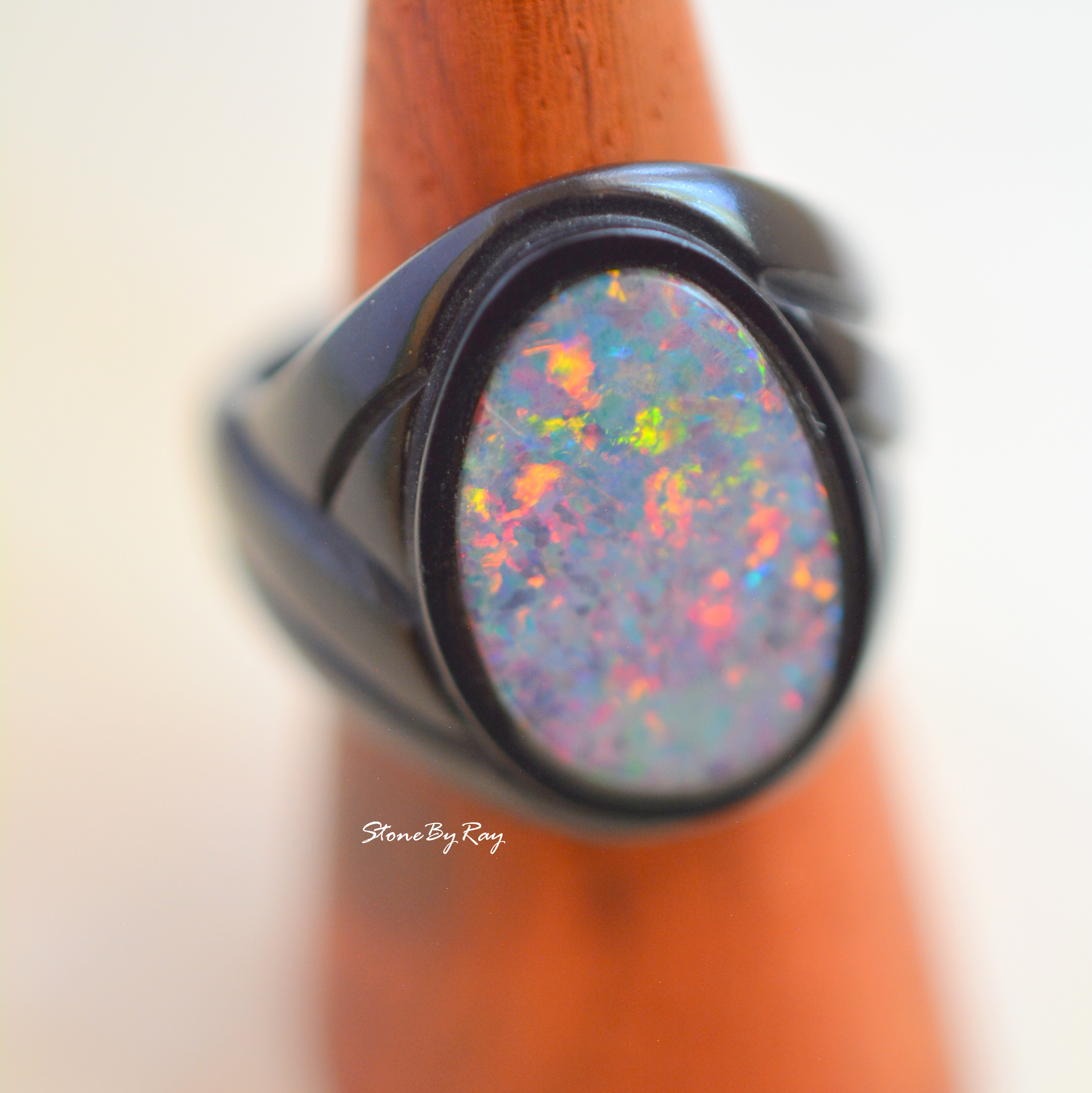 พลอยโอปอลดีไซน์กับแหวนหินออนิคแกะสลัก (Opal with onyx carved stone ring.)