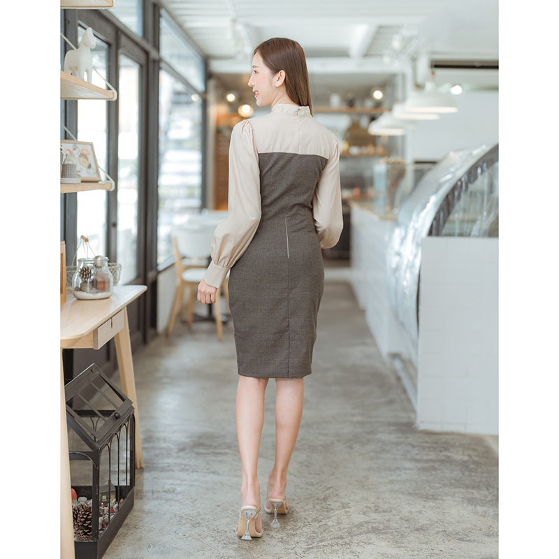 kudapy เดรสสั้นสีน้ำตาล กระโปรงเข้ารูปทูโทนแขนยาวมีโบว์ตรงคอ