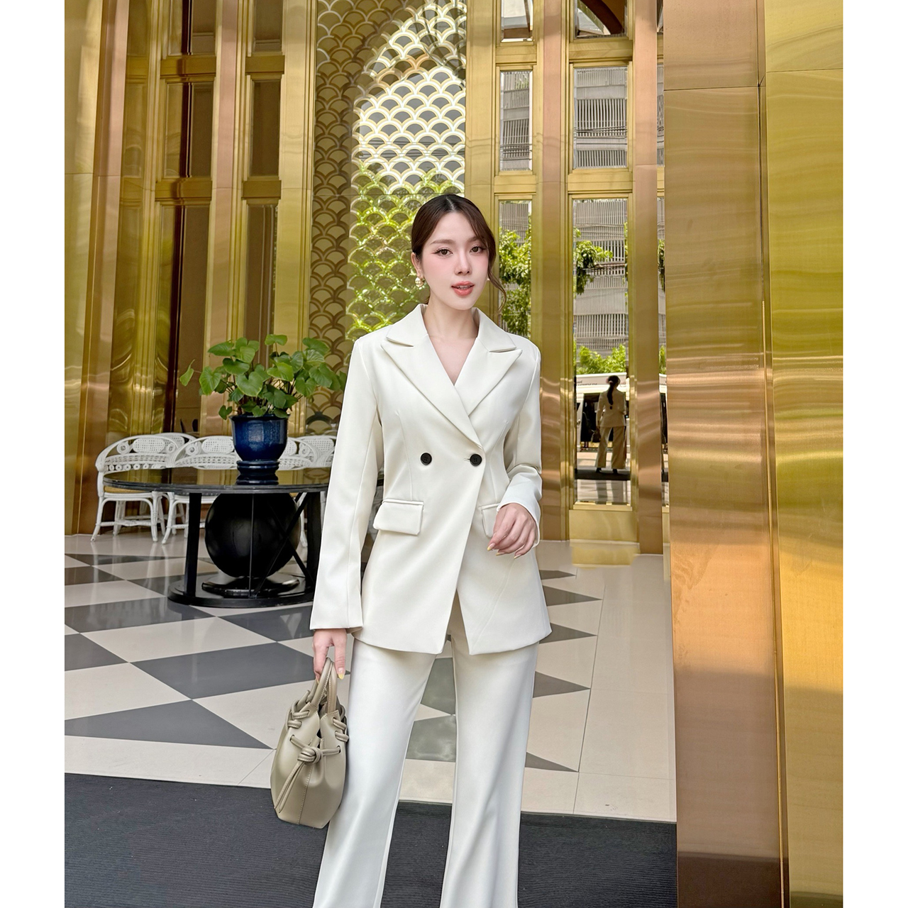 kudapypy ชุดเซ็ทเสื้อสูท ปกสูท มีรองบ่าๆเพื่อให้เป็นทรงสวย ออกแบบกระเป๋าให้สามารถใช้งานได้ มาพร้อมกับกางเกงใช้ผ้าเดียวกับเสื้อสูท