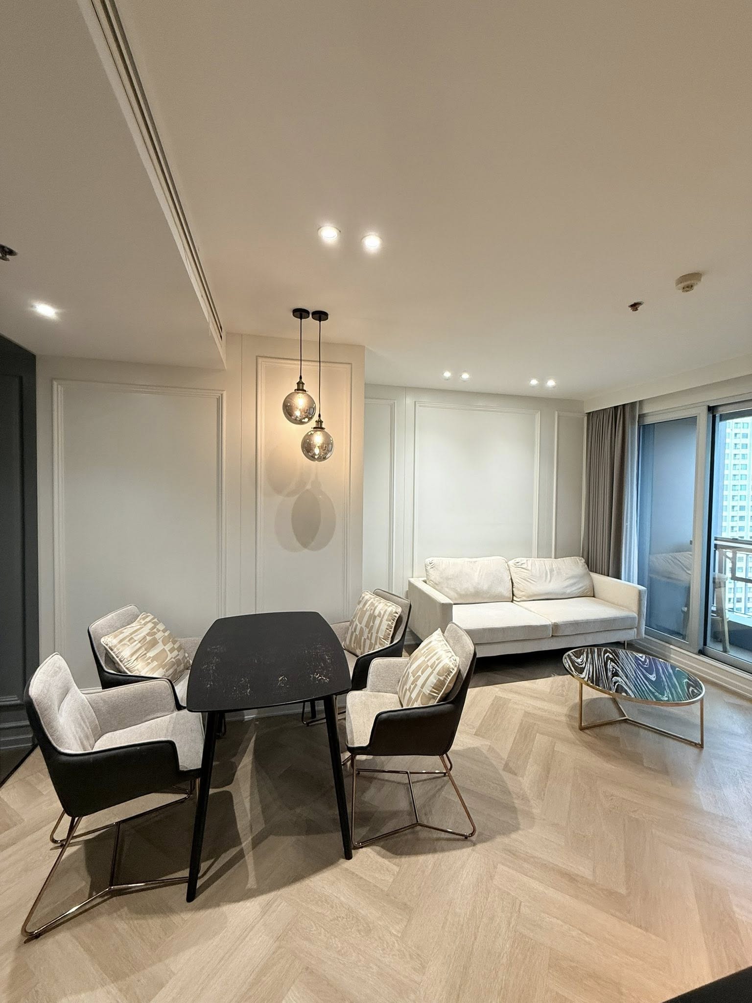 ให้เช่าคอนโด (ดิ แอดเดรส อโศก) High Rise โซนพื้นที่ MRT เพชรบุรี ให้เช่าห้องแบบ 2ห้องนอน 2ห้องน้ำ 1โซนครัวปิด