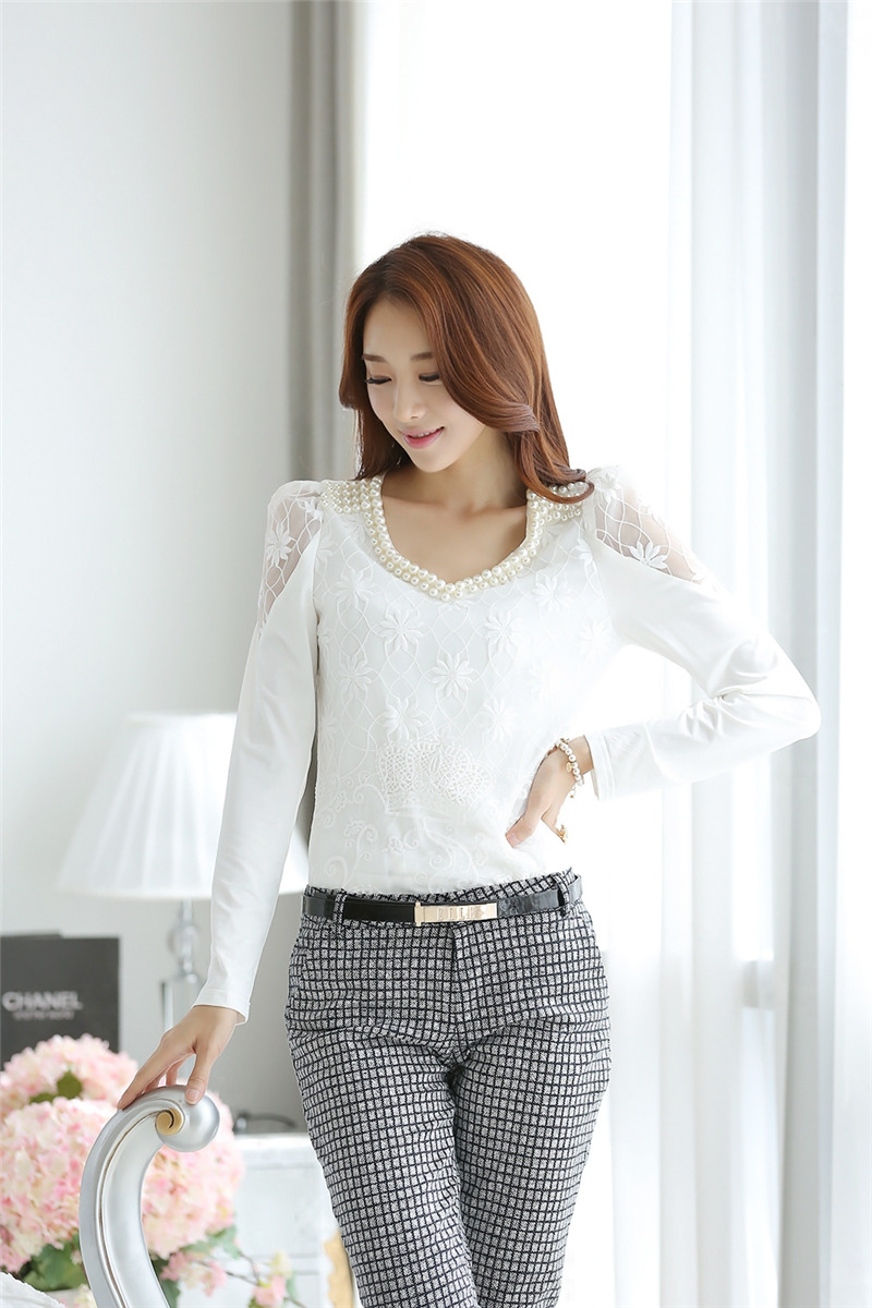 kudapy เสื้อลูกไม้สีขาว แฟชั่นเกาหลี แต่งลายลูกไม้ด้านหน้า ปักมุกที่คอ ช่วงไหล่แต่งลูกไม้บาง