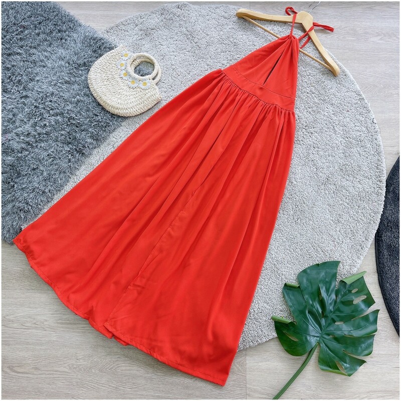 kudapy Maxi Dress ไปทะเล แม็กซี่เดรสเชือกคล้องคอ เดรสผ้าไหมอิตาลี่ สีพื้น ผ่าแหวกหน้า