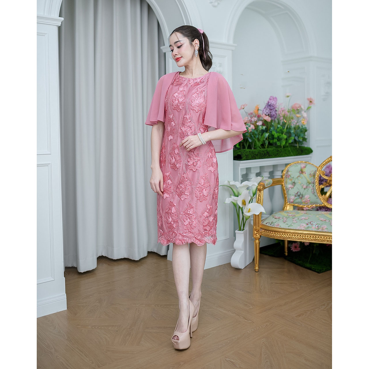 kudapy เดรสสั้น ผ้าลูกไม้ปักเงา ดีไซน์คลุมไหล่สวยหรู ตัวเนื้อผ้าลูกไม้รุ่นนี้ปักลายดอกไม้