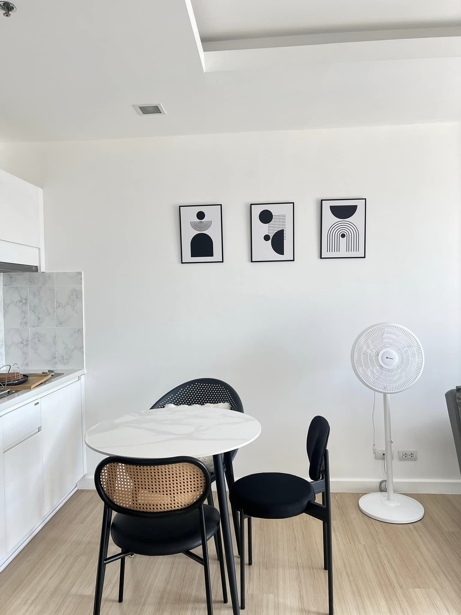 สนใจชมห้องติดต่อได้เลย Line ID: Smile-easy ปล่อยเช่าคอนโด Thru Thonglor (ทรู ทองหล่อ) - 1ห้องนอน 1ห้องน้ำ 1ห้องนั่งเล่น - ใกล้ MRT เพชรบุรี - ขนาดห้อง 37 ตรม. ชั้น 16