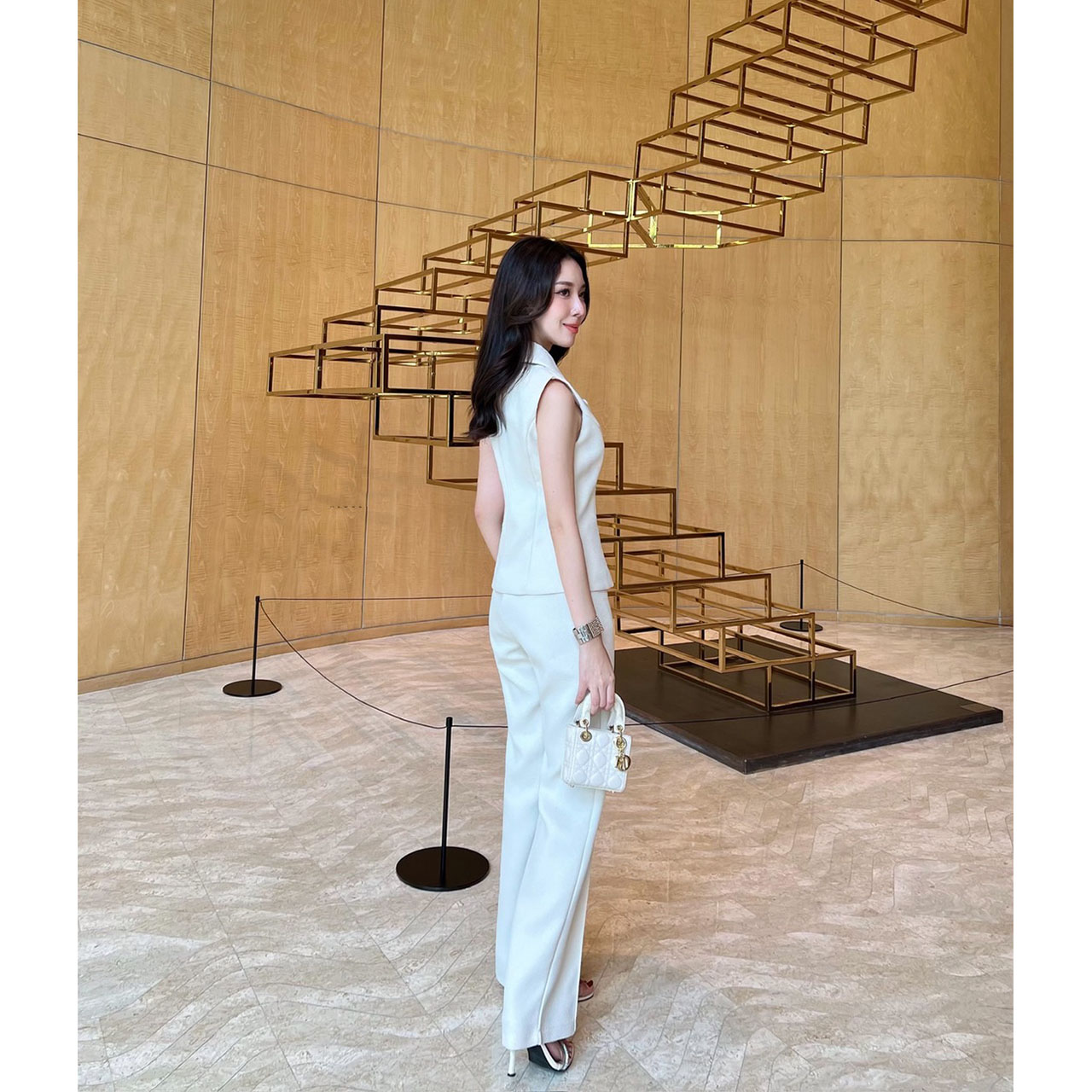 kudapy เซ็ทเสื้อแขนกุดเข้ารูปมาพร้อมกับกางเกงขายาว ตัวเสื้อแต่งกระดุมจริงสีทอง กางเกงใช้ผ้าเดียวกับเสื้อ ซิปตะขอหน้า กระเป๋าจริง