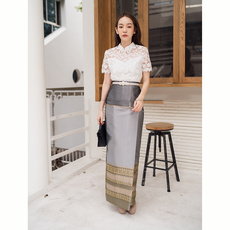 kudapy ลูกไม้ปัก แบบ 3D คอจีน ซับในอย่างดี แต่งมุขเรียงยาวถึงชายเสื้อ ซิปหลัง มาพร้อมกับผ้าถุงไหมแพรทิพย์