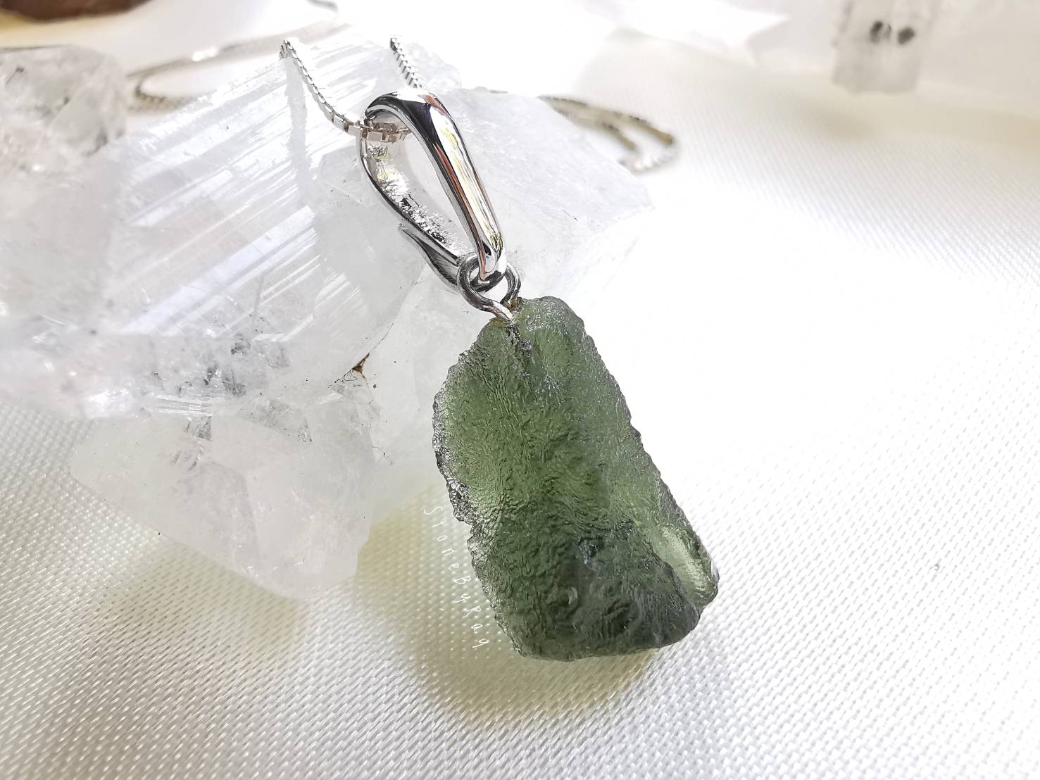 สร้อยคอเงินจี้สะเก็ดดาวโมดาไวท์(Moldavite)