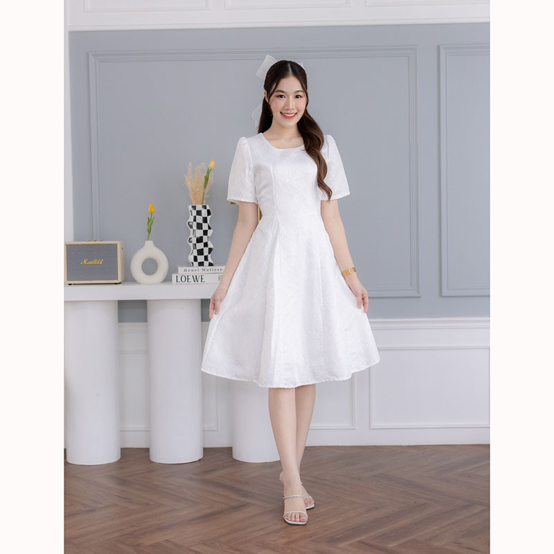 kudapy เดรสสั้นสีขาว/สีชมพู/สีฟ้า ทรงเข้ารูปส่วนบนกระโปรงบานผ้านูน พร้อมสายอัดเอว งานซิปด้านหลัง