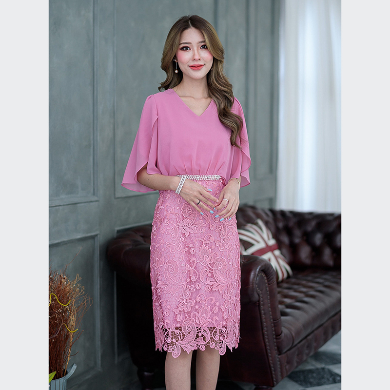 kudapy เดรสสั้นแต่งระบายไหล่ผ้าชีฟอง คอวีสีชมพู/สีเขียวเข้ม แต่งดีเทลเพิ่มความหวานช่วงเอวด้วยการปักมุกด้วยน๊า