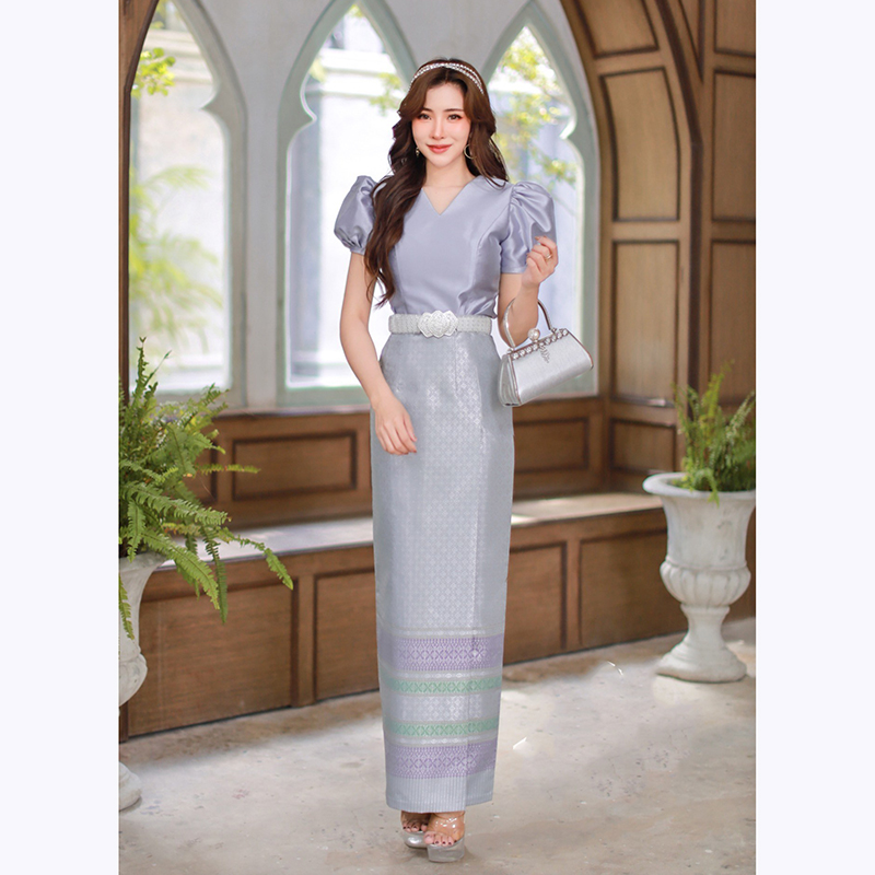 kudapy ชุดไทยผ้าไหมสีเทาสวยหรู จีบไหล่ยกตั้งขึ้น มีซิปซ่อนหลัง ตัดเย็บด้วยผ้าไหมอิตาลีอัดกาว มาพร้อมกับผ้าถุงไหมกวินตราทอเครื่อง ลายไทย