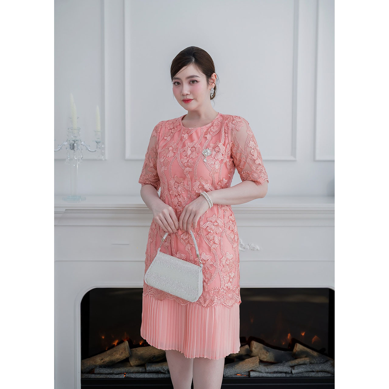 kudapy เดรสลูกไม้เงาแต่งเลื่อมทั้งชุด สวยหวานและดูหรูหรา