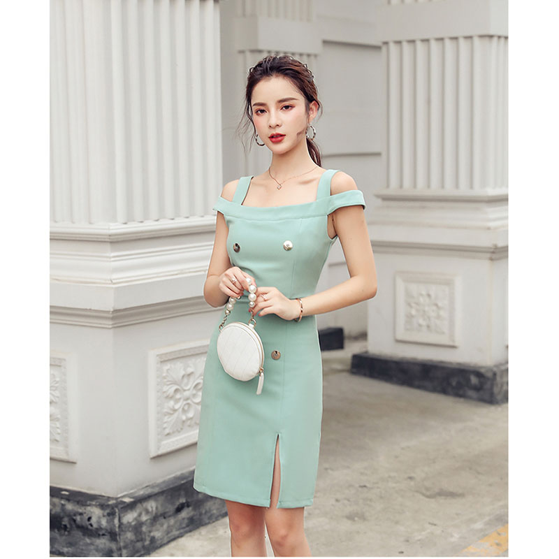 kudapy เดรสสั้นสีเขียว แบบสวยเด่น สายเดี่ยวมีเว้าไหล่ แต่งกระดุมด้านหน้า 2 แถวยาว ชุดทรงสวยเข้ารูปมีซิปหลัง ผ้าฝ้ายผสมเนื้อดีมีซับใน