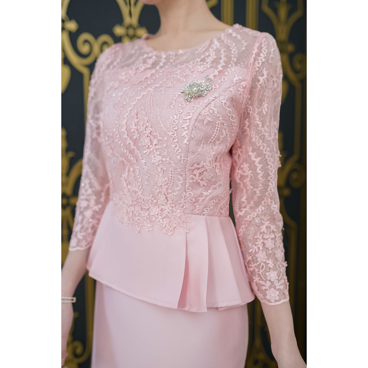 kudapy เดรสสั้นสีชมพูโอรส ผ้าไหม ดีไซน์ด้านบนเป็นลูกไม้ แขนห้าส่วนยาวกำลังดี ช่วงเอวแต่งทวิสระบาย ตกแต่งลูกไม้ด้านหน้าช่วงเอว