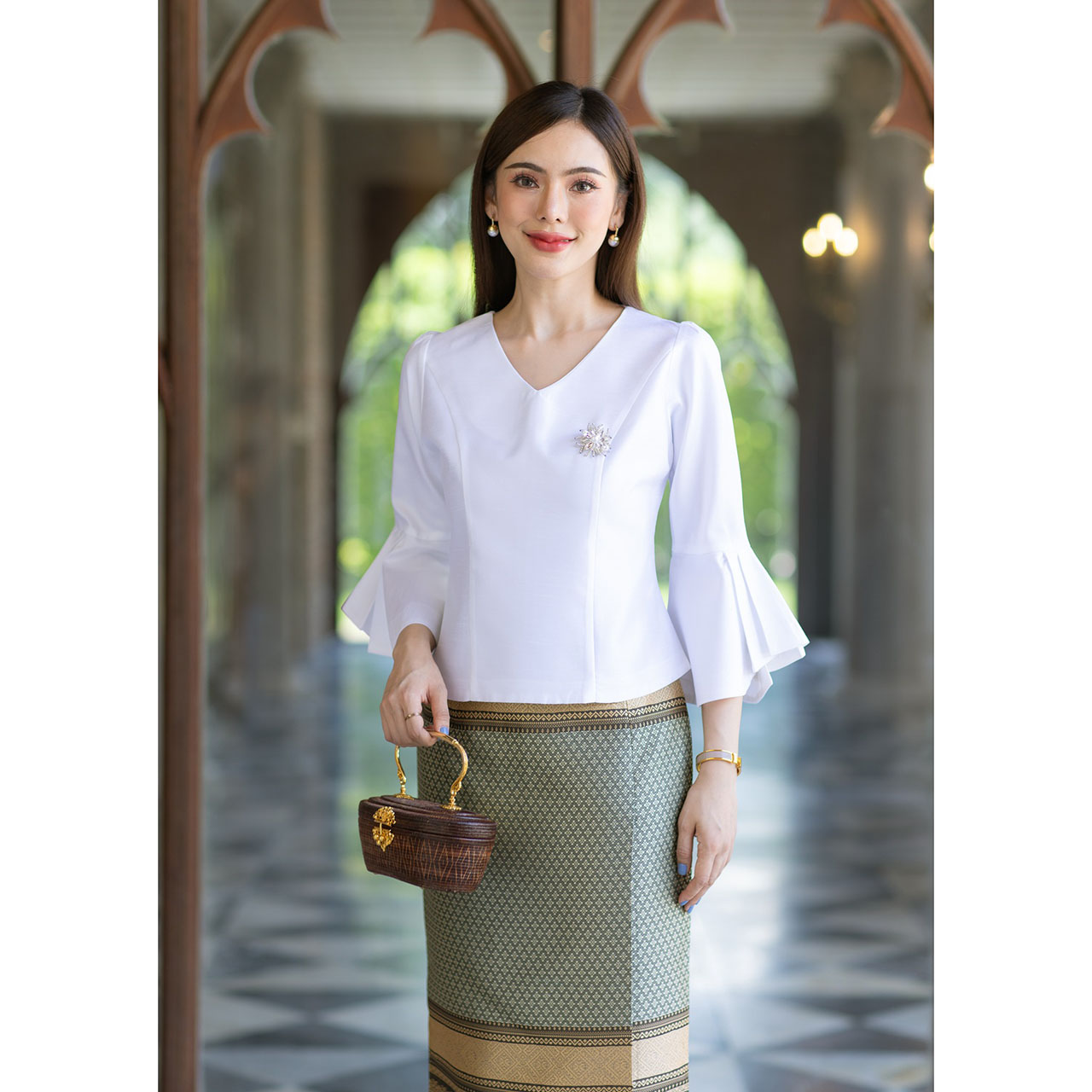 kudapy เสื้อผ้าไหม4เส้น ทุกสีใส่แล้วขับผิว ดูดีมีออร่า เนื้อผ้าทอ เนื้อเบาสบาย ใส่สบายผิว อัดกาว อยู่ทรง ใส่สวยตามแบบ (เฉพาะเสื้อ)