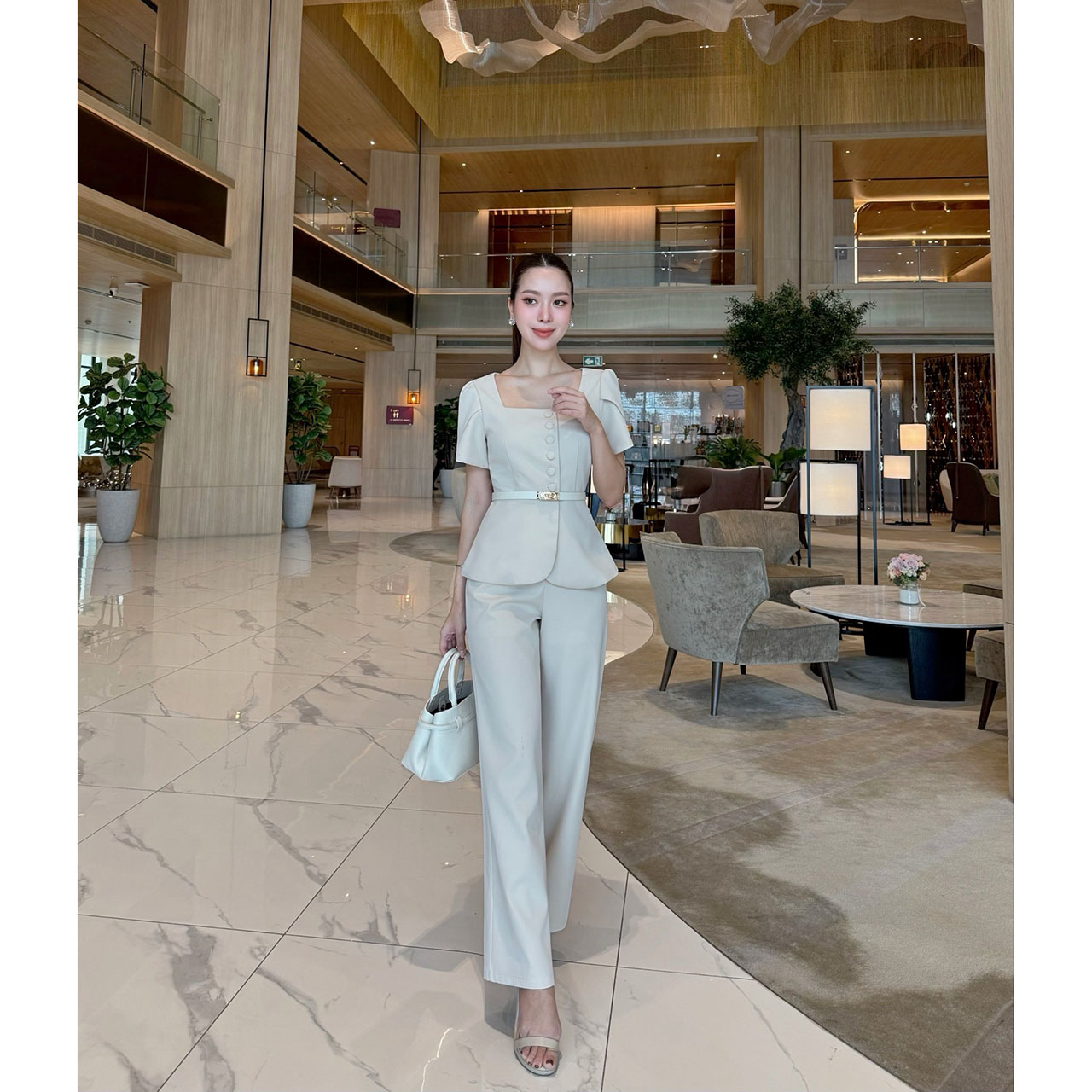 kudapy เซ็ตโทนช็อกโกแลต/ครีมทรงสวย” ลุคเวิร์คกิ้งวูแมนที่พร้อมเปล่งประกายในทุกโอกาส คอเหลี่ยม เสริมดีเทลกระดุมหน้า