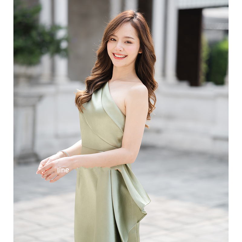 kudapy เดรสสั้นสีเขียว เป็นแบบไหล่เดียวจับจีบที่ไหล่ ช่วงกระโปรงแต่งผ้าเป็นเลเยอร์ด้านข้าง ทรงกระโปรงแบบ pencil ใส่แล้วดูเพรียว