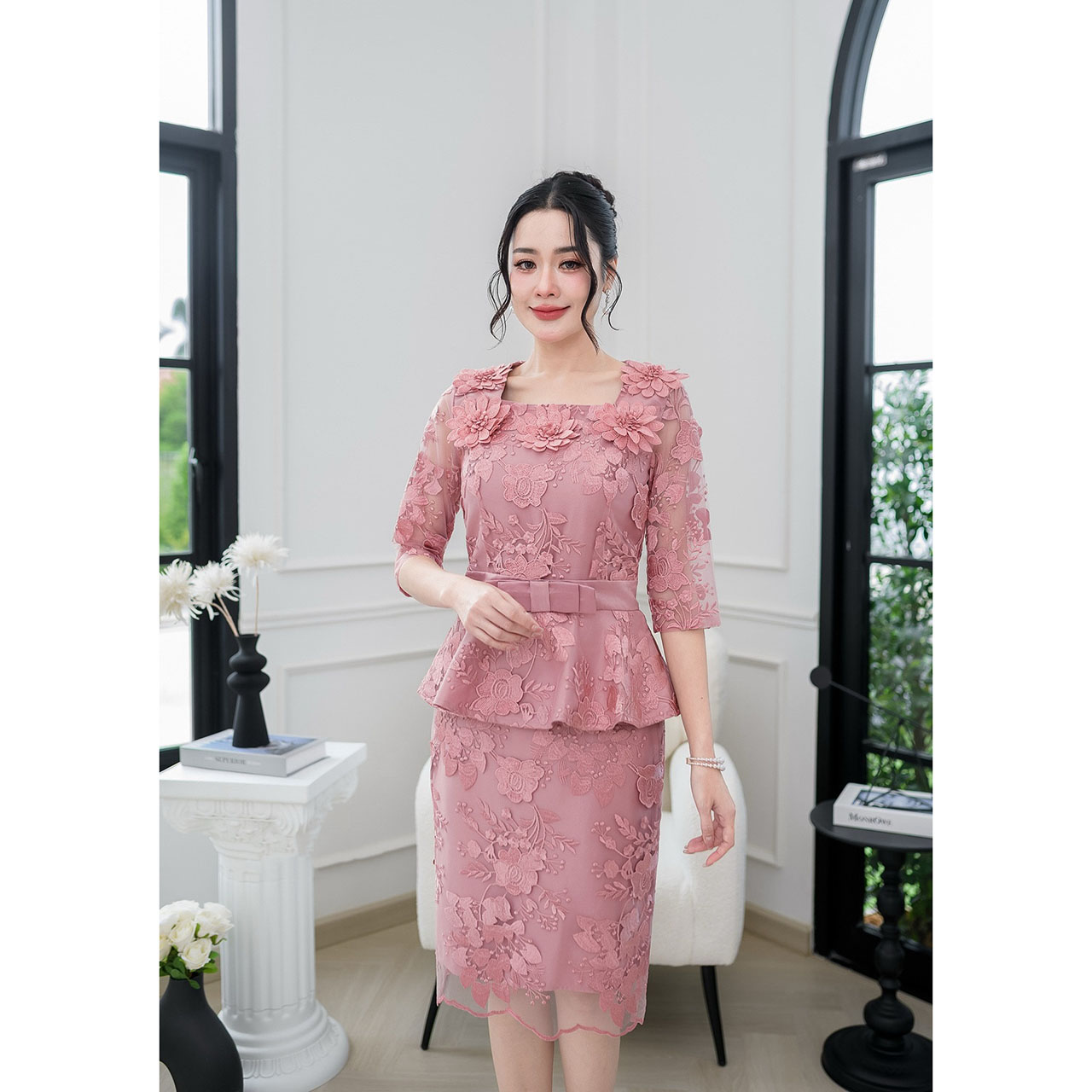 kudapy เดรสคอเหลี่ยมที่แต่งดอกไม้รอบคอสวยสะดุดตา ช่วงเอวแต่งระบายติดเข็มเขัดโบว์ เป็นงานเย็บติดกับชุด