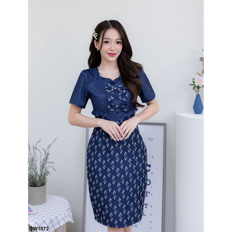 kudapy เดรสสั้นสีชมพู/สีกรม ผ้าพิมพ์ลายไทยตะขอ แต่งโบว์กลางอก ทรงสวย เป็นงานซิปซ่อนด้านหลัง สามารถใส่ไปทำงานได้